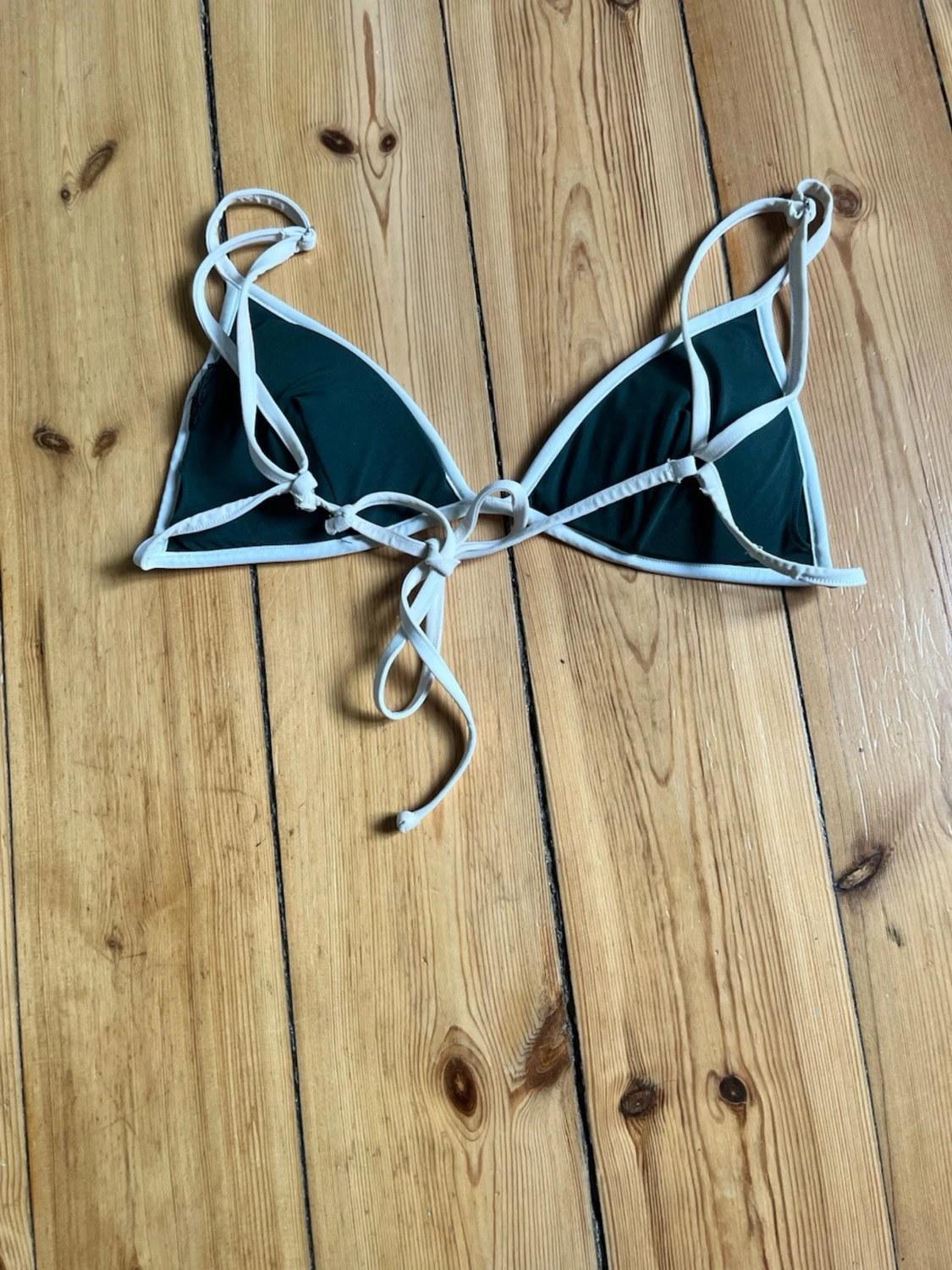 Mörkgrön bikini med vita kanter - 2