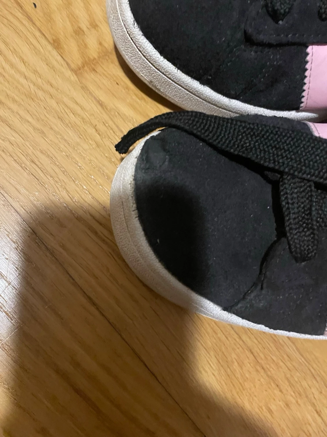 Svarta/rosa Adidas sneakers med vit sula - 2