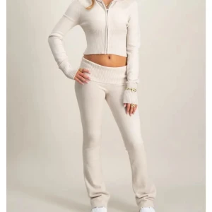 Stickat set  - Säljer detta jätte fina stickade setet från Gina! Har inte använt det så mycket därmed är det i bra skick. Storlek är 158/164 men skulle nog säga att det även passar för dig som har xs/xxs. Skriv gärna prisförslag eller om ni vill ha mer bilder🫶