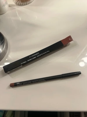 MAC läppenna Spice brunrosa - MAC Lip Pencil i färgen Spice, är endast provad på handen och torkar av utan som nuddat 😊
