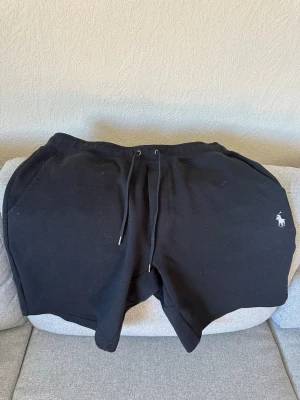 Svarta shorts från Polo Ralph Lauren - Fräscha shorts till sommaren, ganska tunt material gör dem luftiga och bra för sommaren. Märket och qr koden har blivit slitna i tvätten.