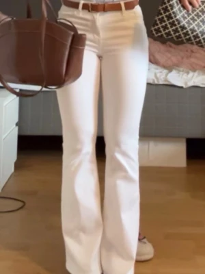 Vita bootcut jeans med låg midja - Säljer ett par vita bootcut jeans med låg midja.  