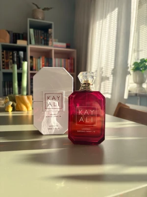 Kayali Lovefest Burning Cherry parfym 100ml  - Kayali Lovefest Burning Cherry 100ml från börjar ca 50ml kvar 