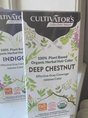 Henna Färg Cultivators - Behövde bara en påse från varje box för att färga håret hos en kund - finns 3 av 4 oöppnade påsar kvar! Nypris för förpackningarna är totalt 378kr.                                                                 Färgerna är Deep Chestnut och Indigo, går självklart att endast köpa en av dessa. Med dessa två färger får du ungefär mellan en 1-3 beroende på hur länge du har i färgen, dvs en kall mörkbrun. 🤎🥥