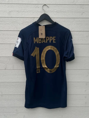 Kylian Mbappé Frankrike Fotbollströja - Säljer en Frankrike fotbollströja med Mbappé 10 på ryggen som är helt ny med prislapp!