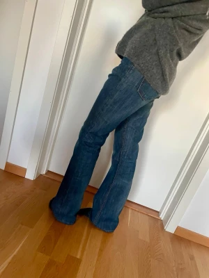 Jättesnygga acne bootcut  jeans  - Ett par blåa acne studios jeans, bootcut med lite vintagestyle! Ganska high rise! Skicket är mycket bra!  Skriv vid minsta lilla fråga! ❤️Kan skicka mer bilder också! Storleken är lite oklar med skulle säga en S ❤️