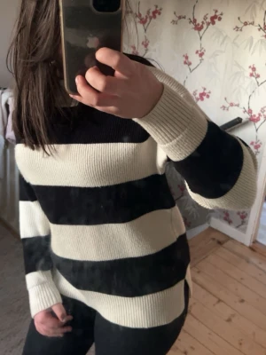 Randig svartvit stickad tröja - Säljer en stickad tröja 