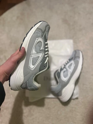 B30 sneakers - Säljer Gråa B30 sneakers, låda kommer ej med skorna.