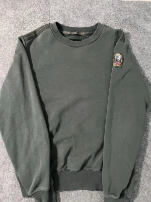 Sweatshirt – Size S - Selling this clean and stylish sweatshirt in excellent condition ✨ It has been worn only a few times, so it’s still very clean, well‑kept, and looks great. The item is 100% authentic, with the original sleeve patch.  Size: S Color: Dark Grey 🐊  Measurements:  Length: 60 cm Width (pit to pit): 51 cm  I will ship it immediately after purchase 📦💨 