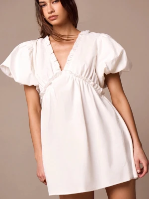 Vit kort puffärmad klänning - Söt vit kortklänning med puffiga kortärmar och djup v-ringning från Pretty little thing. Perfekt som studentklänning! Oanvänd med prislapp kvar. Köptes för 300. 