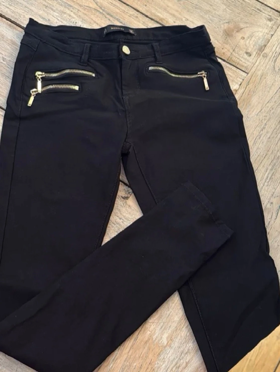 Svarta jeans med gulddragkedjor