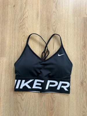 Nike bh - Storlek M  Uttagbara inlägg medföljer!  Använd enstaka gånger, som ny! Se mina övriga annonser med träningskläder från exempelvis Relode 