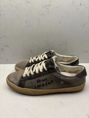 Saint laurent skor  - Saint Laurent skor från märket Yves saint Laurent. Skorna är använda men fortfarande mycket kvar att ge. Skorna är i storlek 40,5 men passar lätt 41. Skriv vid frågor! 