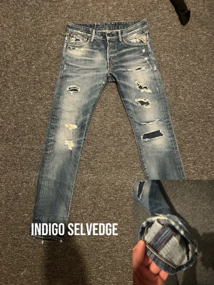 Selvedge replay jeans - Riktigt feta selvedge replay jeans bra passform o inte för baggy utan mer slim ni kan se i bild 5. Galet unika💯 Feta slitningar man ser inge hud. De e även unik selvedge kod då de inte är vit linje utan mörkare o röd tröd🤩🤩