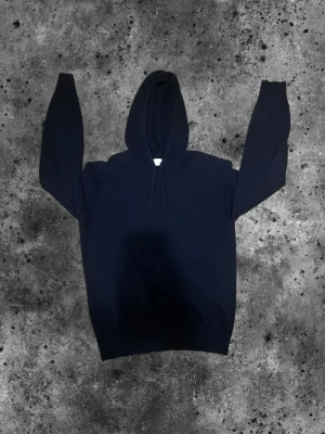 Marinblå Kashmir hoodie - Marinblå kashmir hoodie från sayless. Storlek S, mycket bra skick. Hör gärna av dig vid minsta fundering!