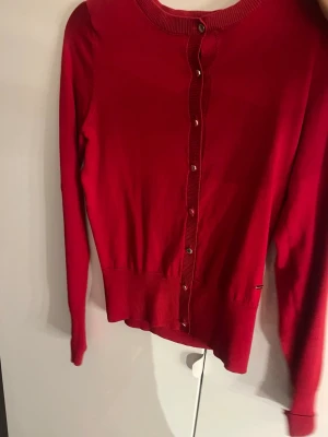 Röd kofta med knappar - Snygg röd kofta i super bra skick