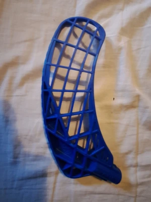 Blått unihoc epic blad PP. OBS kommer utan skruv. - Säljer ett blått innebandyblad från Unihoc med ett klassiskt rutmönster. Bladet är tillverkat i plast och har en böjd form som passar för snabba skott och passningar. Perfekt för dig som vill byta ut eller uppgradera bladet på din klubba.