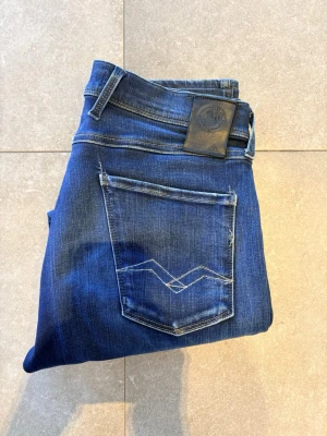 Replay anbass  - Tjena, säljer nu dessa riktigt snygga Replay anbass i Stl W30 L32. Dom är i riktigt bra skick. Nypris 1600✅Vid minsta funderingar så är det bara att höra av sig//Allt gott