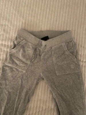 Juicy Couture byxor - Säljer dessa jättemysiga juicy byxorna, de är i toppen skick förutom att ena snöret tappat sin lilla metall detalj (syns på bilden om du zoomar in) men det är inget man tänker på.