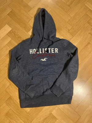 Blå hoodie från Hollister  - Sjukt snygg blå hoodie från Hollister, storlek M. Mycket bra skick, inga defekter. Skriv vid eventuella funderingar😁