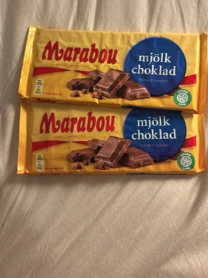 Marabou mjölkchoklad 200g x2 - Två stora exklusiva chokladkakor från Marabou, mjölkchoklad, 200g styck. Klassisk gul förpackning med blå cirkel och röd logga. Tillverkad i Sverige av Mondelez. Perfekt för chokladälskare eller att dela med vänner. Gick dock ut 2024 men funkar säkert att käka kanske samlarobjekt annars 😄Vem vet kanske de sista 2 kvar i hela världen som är oöppnade? 29995 kr för en eller 58899 kr för båda👊 pris kan diskuteras! Kan gå ner. Bli känd köp för att äga de två sista i världen! Köp👊👊👊