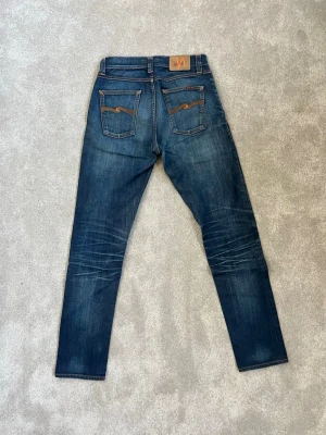Blå Nudie Jeans  - Säljer ett par blå riktigt snygga Nudie Jeans. Dem har otroligt feta fades och är i prima skick. Storlek W30 L34. Hör av dig vid minsta fråga 🤝