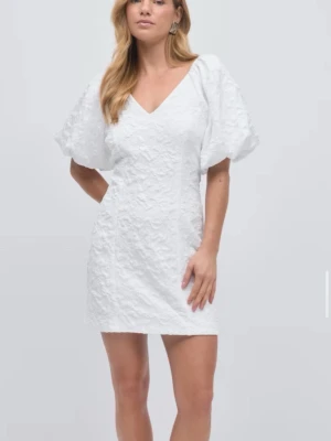 Vit kort klänning med puffärm - Jättebra skick.🌷Perfekt till studenten!💗helt slutsåld.