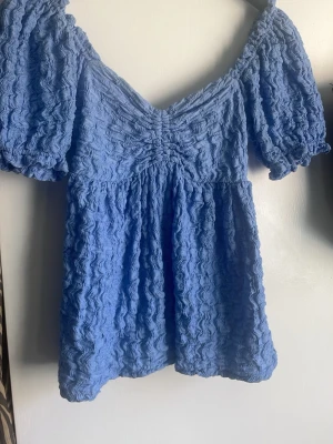 Gina tricot blus - Superfin blå blus från Gina tricot med knytning i ryggen, storlek xs☺️