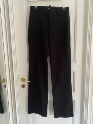 Kostymbyxor madlady - Svarta kostymbyxor från madlady i storlek 36 och LÄNGD: EX-TALL. 