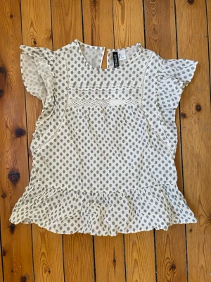 Vit blus med volanger - Söt vit blus med små grå mönster från H&M🩷