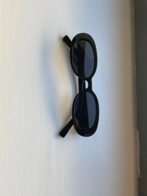 Svarta, ovala glasögon  - Svarta glasögon med oval form🩷