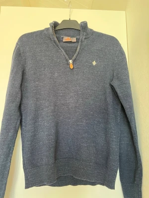 Morris half zip – marinblå – fint skick – billig - Säljer en stilren half zip från Morris i mycket bra skick.  Klassisk och clean design med diskret logga. Perfekt till vardag eller outfit – lätt att matcha.  ✔️ Mycket fint skick   ✔️ Marinblå färg   ✔️ Bekväm passform    Storlek: S    💸 Pris: 399 kr (kan diskuteras vid snabb affär)  Först till kvarn, kan skickas direkt!