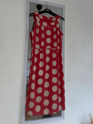 Röd prickig långklänning - Helt oanvänd damklänning från boden som passar storlek M💗