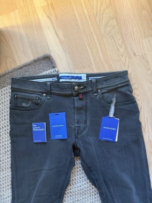 Jacob Cohen Jeans - Snygga grå jeans från Jacob Cohen. Modellen är Bard. Äkta med certieringsbevis från certilogo. Skriv om du vill ha mer info eller bilder.