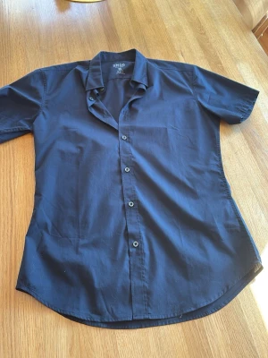 Skjorta från smog  - En stilren svart skjorta från märket smog. Den är helt ny! Storlek M, hör av er vid funderingar MVH MAJESTIC GARMENTS 