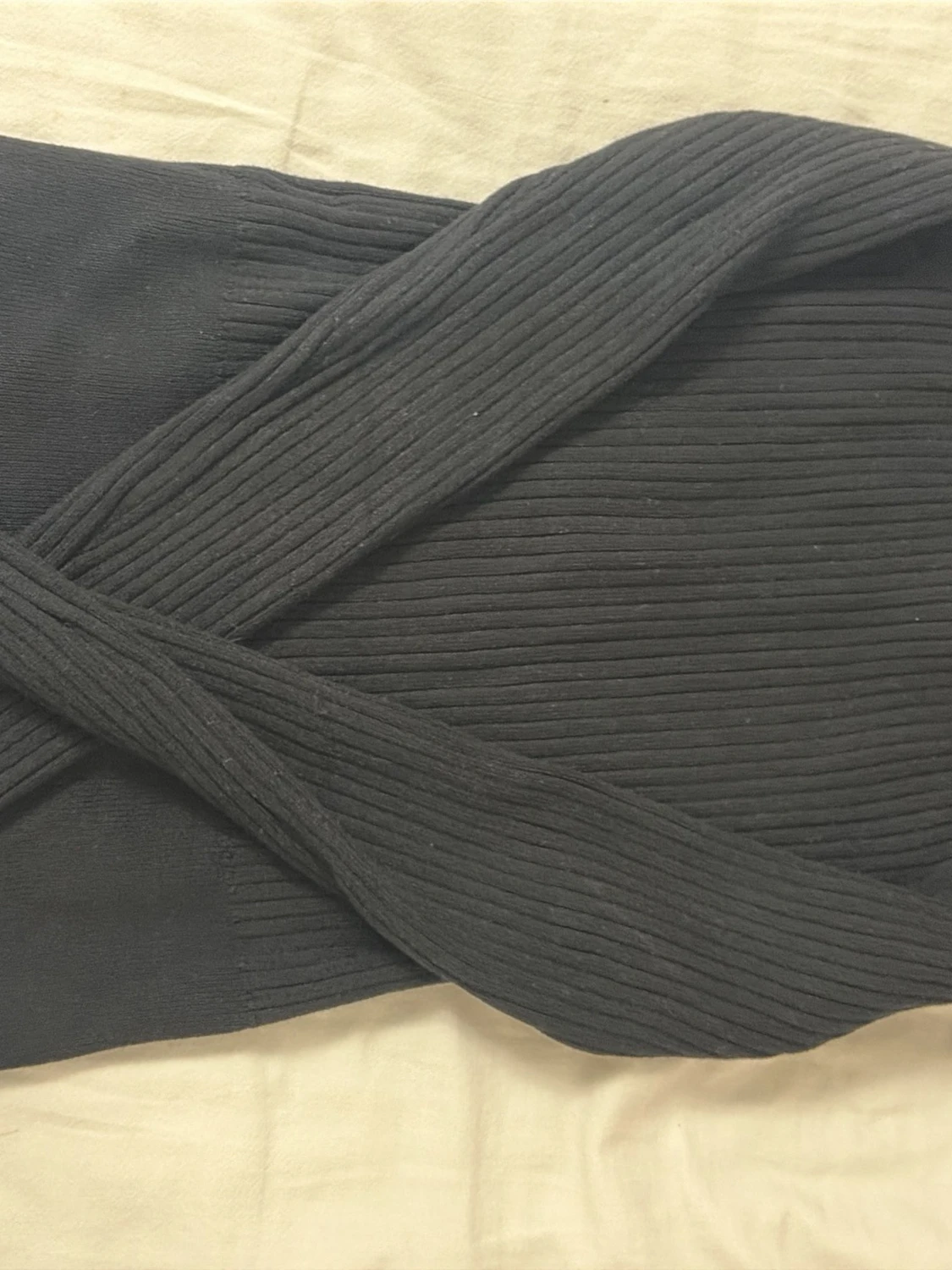 Svart ribbad omlottopp