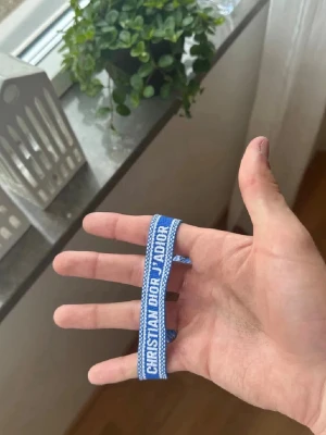 Dior armband  - Säljer nu dessa feta dior armbanden! Riktigt bra nu till sommaren, skriv om ni har frågor😁