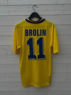 Tomas Brolin Sverige Fotbollströja - Säljer en Sverige fotbollströja med Brolin 11 på ryggen som är helt ny med prislapp!