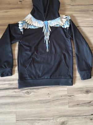 Svart marcelo burlon hoodie  - Riktigt fin marcelo burlon hoodie. Helt ny men säljs för den tyvärr är för liten för mig