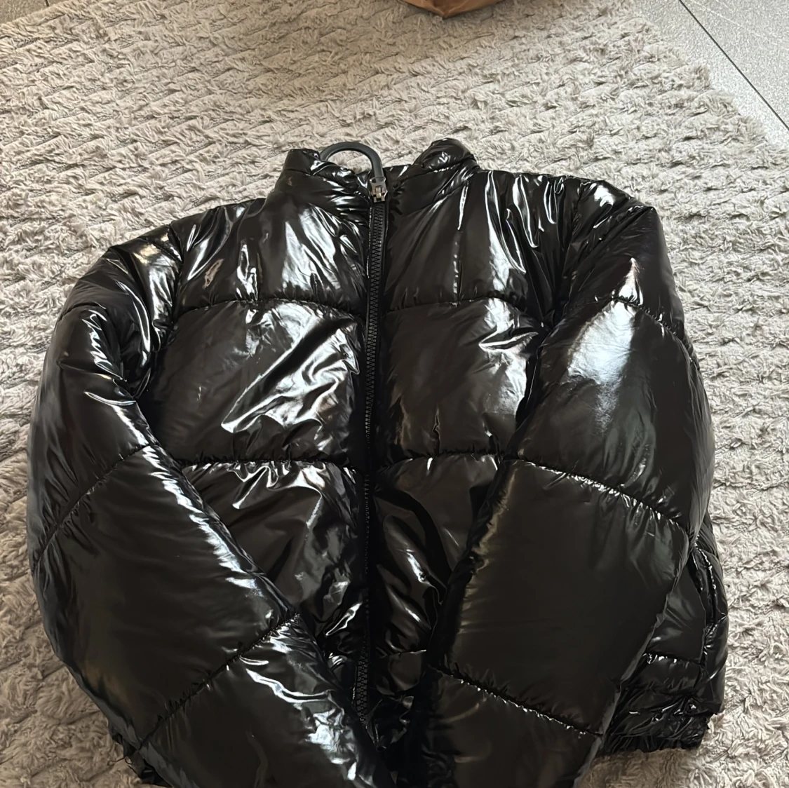 Svart glansig pufferjacka