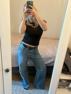 Levi’s loose boot jeans - Säljer ett par levi’s jeans i modellen loose boot, storlek W28:L31. Ljus wash och retrolook. Använda 2 ggr bara, så de är som nya. Nypris 1400. Modellen är skitsnygg! Tyvärr lite stor storlek för mitt tycke, så ska köpa ett par mindre och säljer därför dessa. Gillar man oversize är de perfekta! 🥰