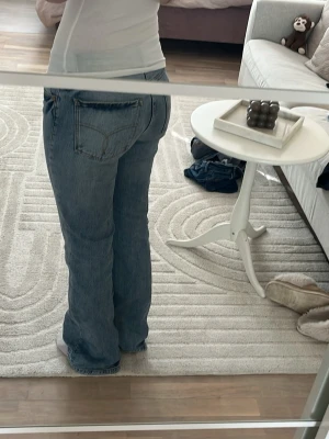 Blå raka jeans med låg midja - Säljer ett par klassiska blå jeans med rak passform och låg midja. Jeansen stängs med dragkedja och knapp. Materialet är denim i bomull och färgen är ljusblå med lätt tvättad look. Perfekta till vardags och passar till det mesta. Skriv gärna omd et är något!❤️