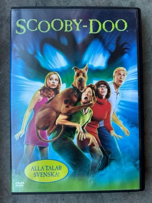 Scooby doo dvd - Scooby-Doo på DVD. Filmen har svenskt tal och text. Extramaterial inkluderar filmkommentarer, skådespelarnas kommentarer, dokumentärer, musikvideor och trailers. Speltid 83 minuter. Rekommenderas från 7 år.  Finns på språk: Svenska, Engelska, Danska    OBS!! skivorna är begagnade så det kan förekomma repor/hairlines på skivorna, men då jag kollar igenom alla filmer jag säljer garanterar jag att alla funkar felfritt om inget annat står! :)