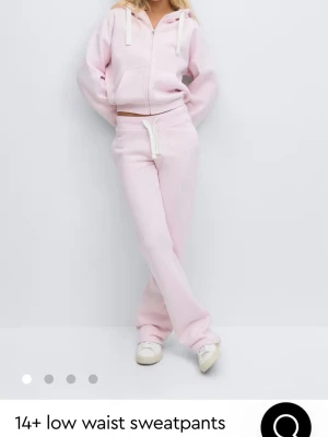 Ljusrosa set från Gina Young  - Ett ljusrosa sett från Gina Young storlek S på tröjan och byxorna. Använt några gånger, byxorna är lite slitna längst ner och ha små fläckar och tröjan har en lite fläck, Syns i bilderna köpt för 658 kr är i bra skick även om de finns små fläckar. Köparen står för frakt 