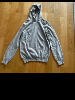Oscae jacobson Pascal hoodie kashmir - Skick 10/10, storlek S men passar också Liten M. Passar mig som är 173 och väger 62 kilo. Endast 549. Kashmir/ull