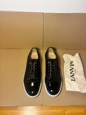Lanvin Dbb1 Patent Cap Toe Sneaker Svart 43 - NYA! Storlek 43 (passar även 44), nypris ~5000kr, 100% äkta 