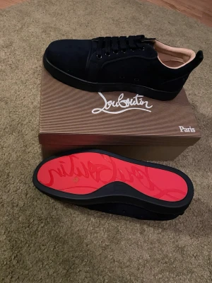 Marinblå loubs - Hej, skorna är helt nya och aldrig använda. Dem är i storlek 42.