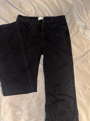 Svarta raka abrand jeans  - Säljer ett par svarta abrand jeans. Dom är endast testade!! Jeansen är high/mid waist och har ett mjukt denimtyg. Säljer bara för att storleken inte passar 
