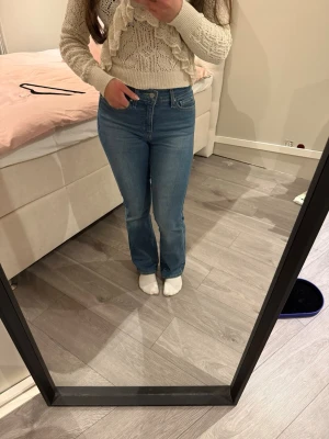 Levi's blå raka jeans - Säljer ett par klassiska blå jeans från Levi's med rak passform och hög midja. Jeansen har fem fickor, Levi's ikoniska läderpatch bak och är gjorda i ett slitstarkt denimtyg. Jeansen är i jätte bra skick då dom endast är använda några gånger och i storlek 26/30. Jag är 160 💓🌸