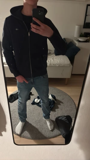 Gant zip hoodie - Tjena! Säljer denna helt nya gant zip hoodie i storlek 158-164, tröjan är i färgen marinblå. Modellen på bilden är 172cm lång och väger 55kg, men tröjan kan passa folk ända upp till 175cm! Tröjan har inga defekter. Pris kan diskuteras.